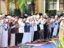 Seperti  Tahun tahun Sebelumnya Polda Jambi Kembali Menggelar Salat Idul Fitri 1445 Hijriah Di Halaman Mapolda Jambi