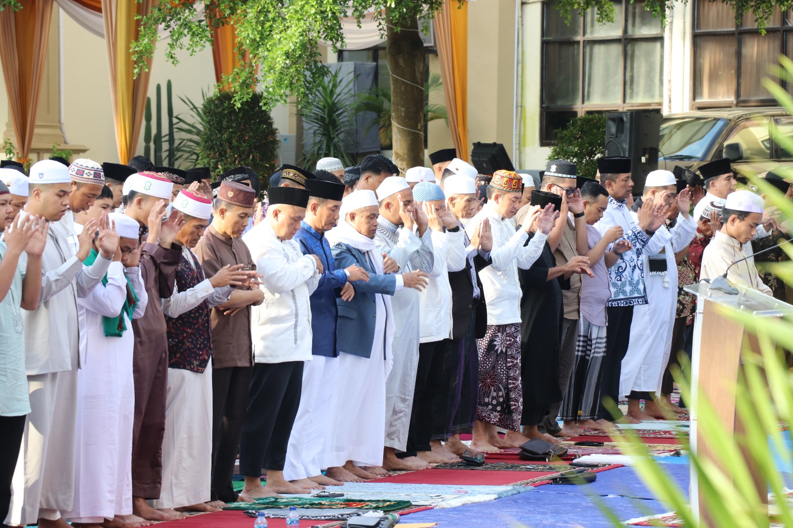 Seperti  Tahun tahun Sebelumnya Polda Jambi Kembali Menggelar Salat Idul Fitri 1445 Hijriah Di Halaman Mapolda Jambi