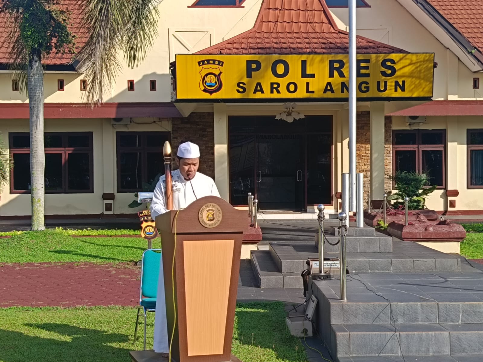 Sholat Hari Raya di Mapolres Sarolangun ” saling bersilaturrohmi dan jaga persaudaraan “.