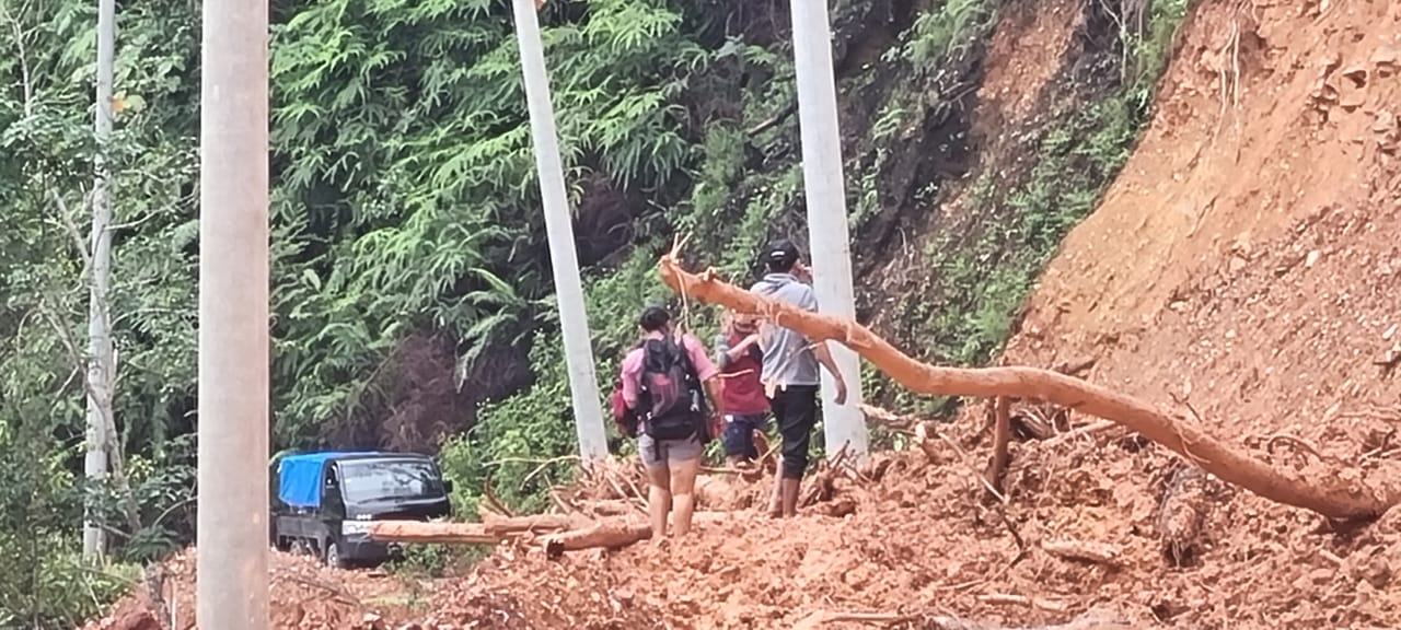 Bukit Rayo Muara Cuban Longsor, Personil Polsek Batang Asai gerak Cepat ke Lokasi 