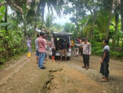 Personil Polsek Tabir Bantu Evakuasi Mayat Laki Laki Terapung Di Sungai bersama Warga