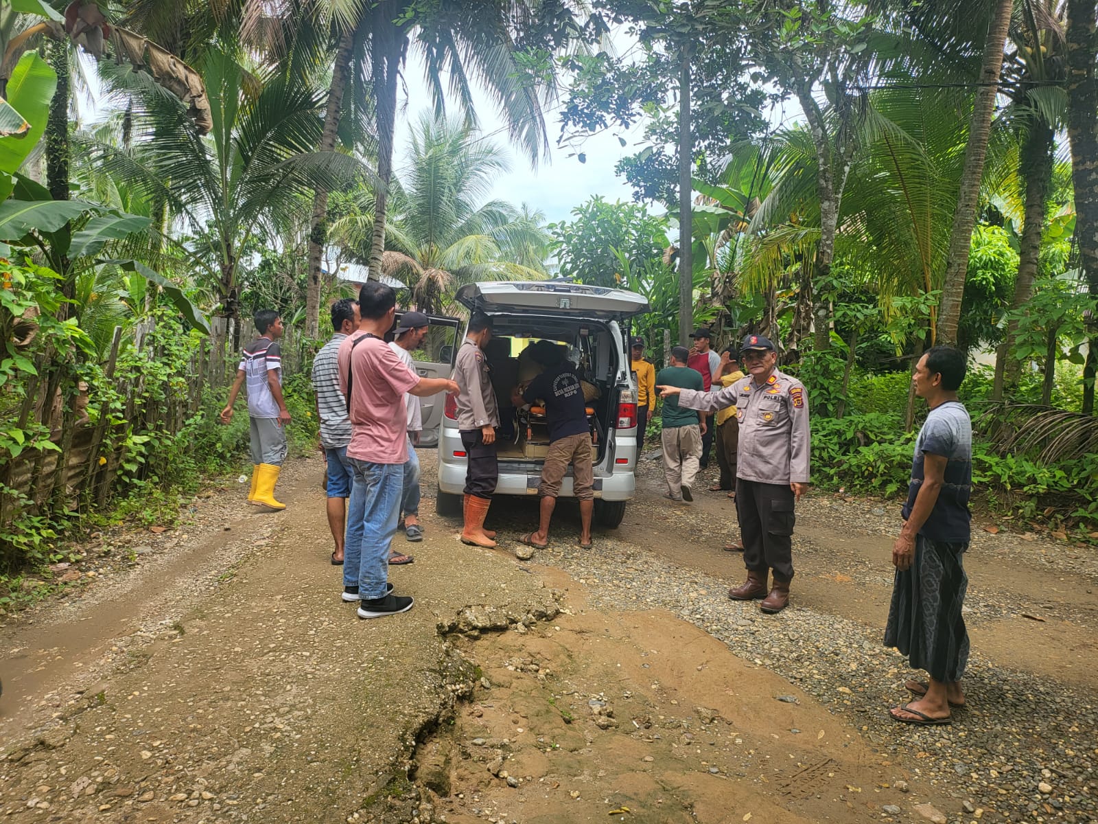 Personil Polsek Tabir Bantu Evakuasi Mayat Laki Laki Terapung Di Sungai bersama Warga