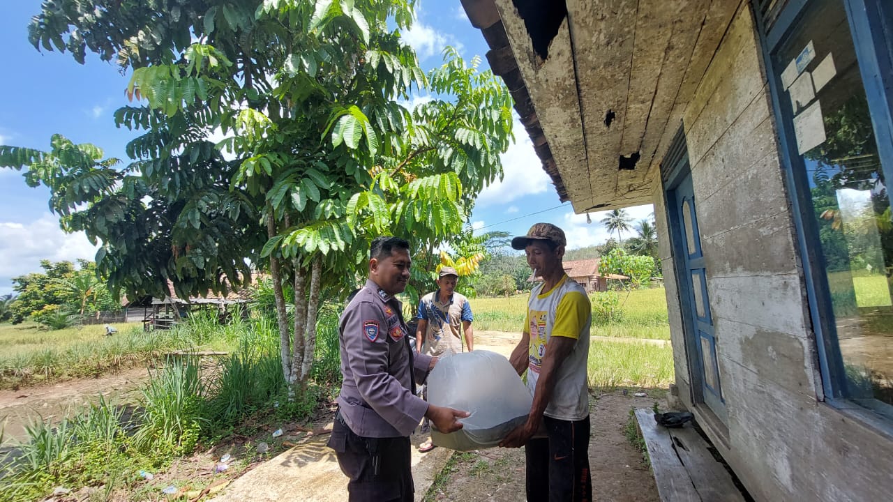 Patut di Acungi Jempol,BKTM Polres Sarolangun Bantu Bibit ikan pada Warganya