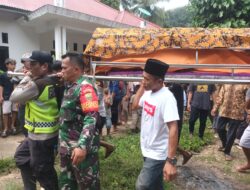 Korban Hanyut Diketemukan, Personil Polsek Batang Asai Bantu Evakuasi Bersama Tim SAR dan Warga