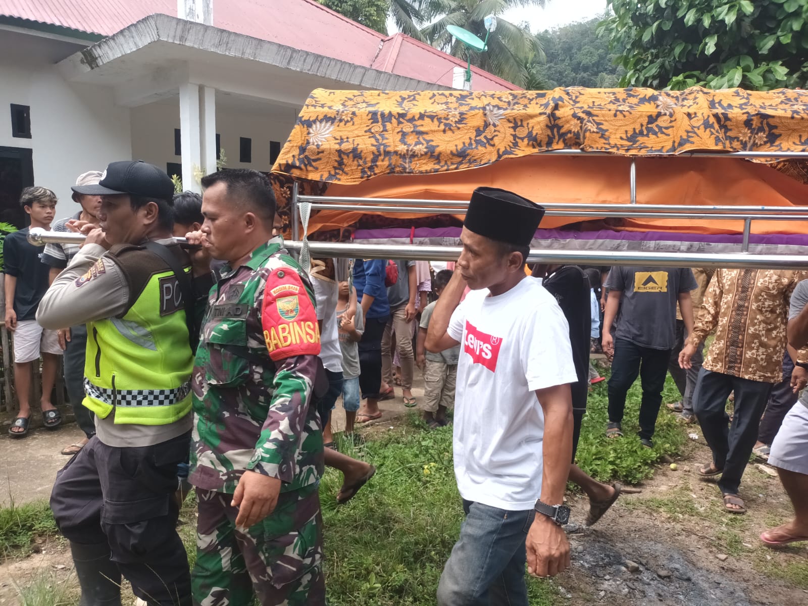 Korban Hanyut Diketemukan, Personil Polsek Batang Asai Bantu Evakuasi Bersama Tim SAR dan Warga