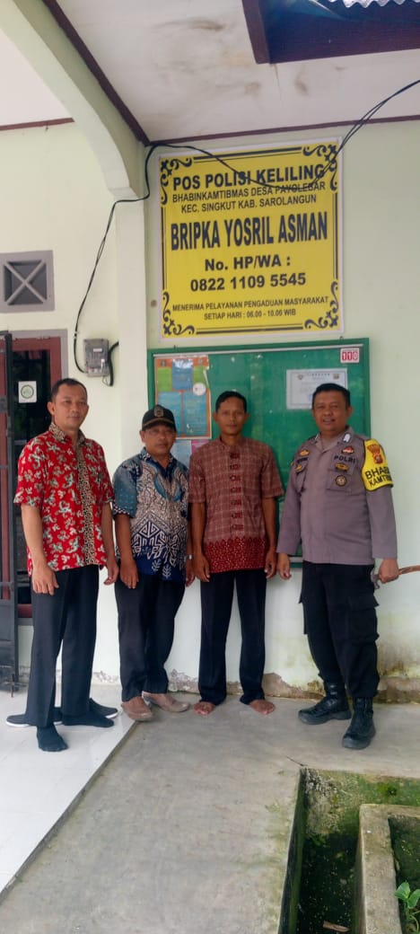 Bhabinkamtibmas Desa Payo Lebar Edukasi Warga dengan Pemasangan Nomor Call Center Polisi dan Himbauan Kamtibmas.