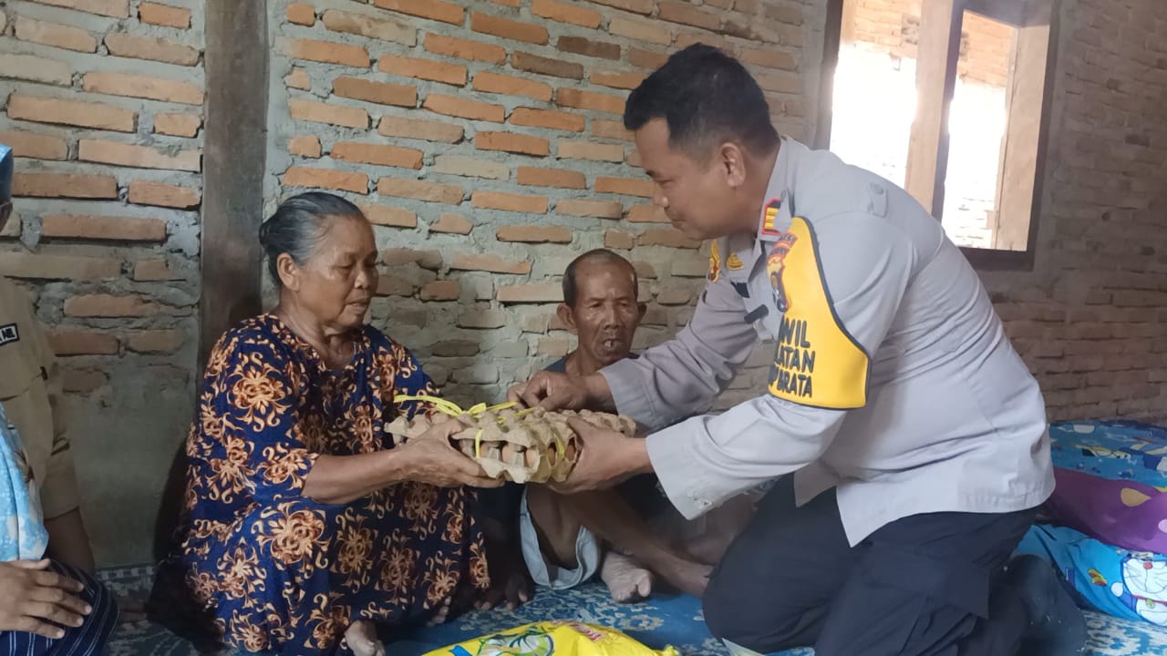 Tim Jum’at Berkah Polsek Tabir Selatan Berikan Kepedulian pada warga yang membutuhkan