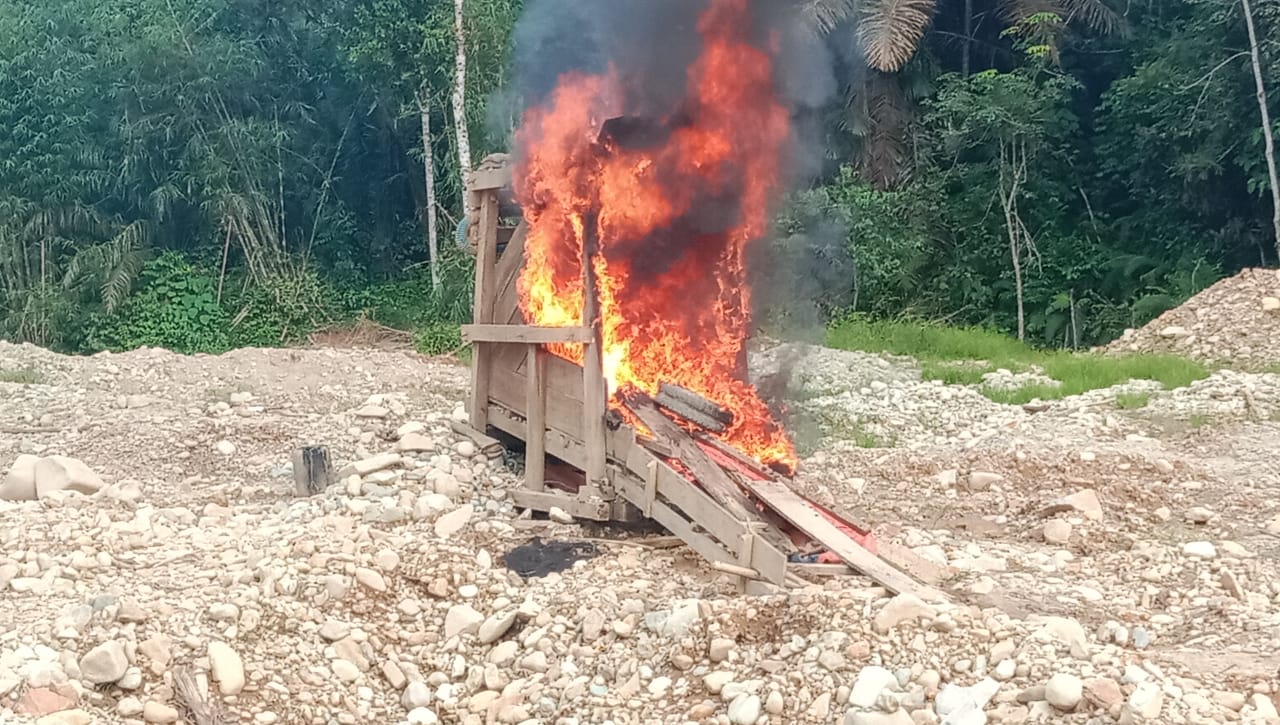 Sweeping Aktivitas PETI,Jajaran Polsek Pelepat bersama Dua Datuk Rio Langsung Laksanakan Penindakan di Bantaran Sungai Batang Pelepat.