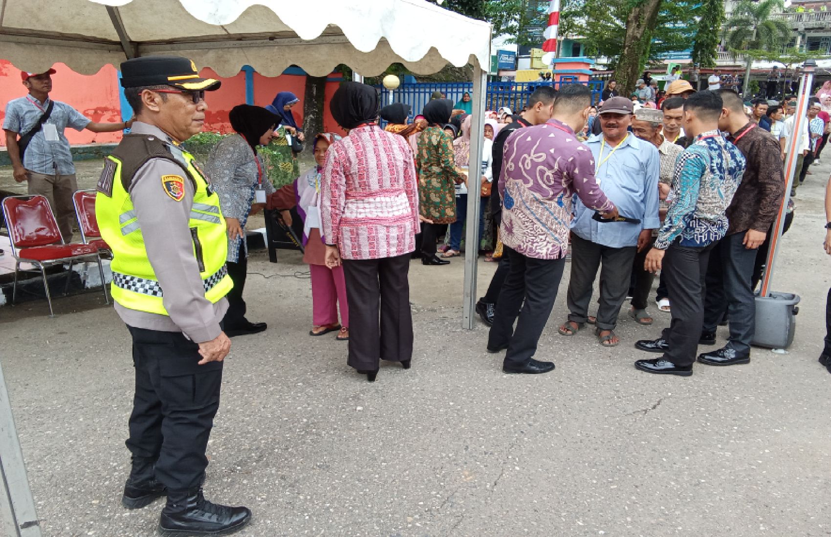 Pemeriksaan Extra Ketat dari Personil Pengaman VVIP di Komplek Gudang Bulog Merangin