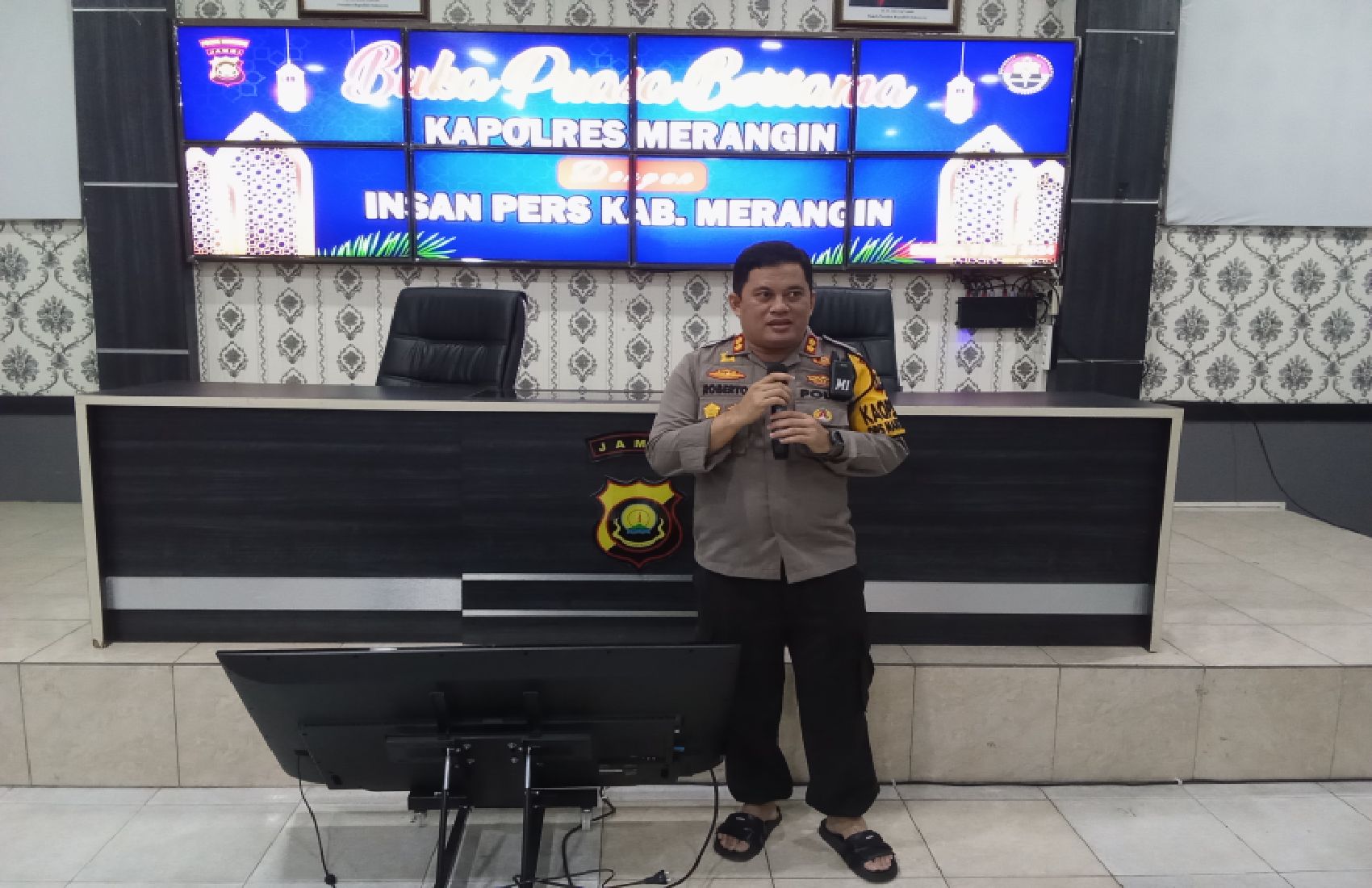 Kapolres Merangin Buka Bersama Awak Media dan Sholat Mahgrib Berjama’ah.