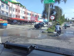 Genangan AIR MENUTUPI BADAN JALAN daerah Di Depan Komplek Pertokoan Bangko 