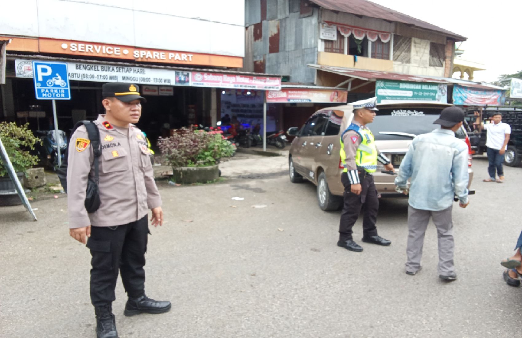 Hindari Kemacetan jalan,Personil Pospam Terpadu Atur Lalulintas di Pasar Bawah Bangko 