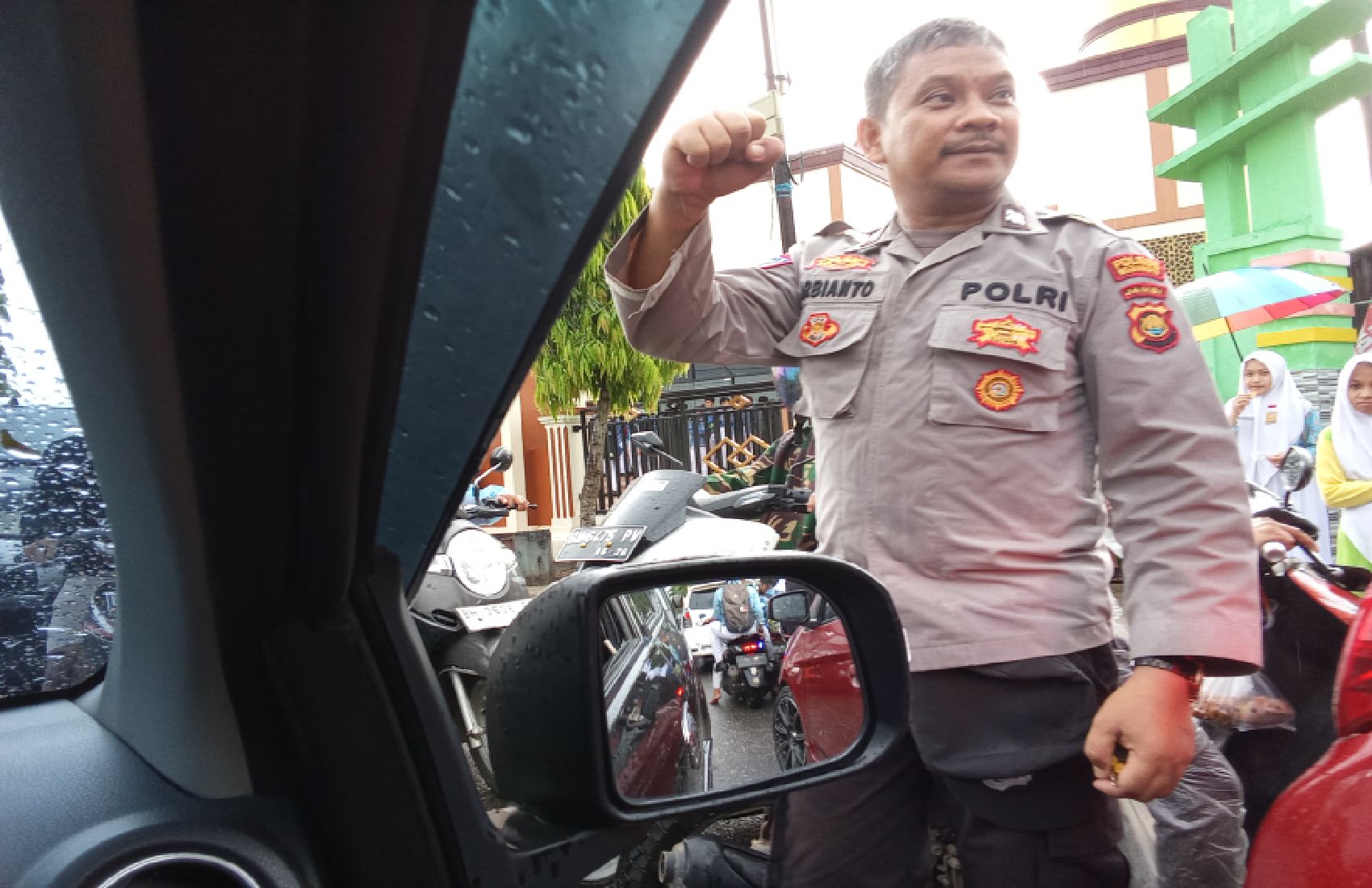 Aksi Spontan Aiptu. Arbianto Atur Lalulintas macet depan SMPN-4 Merangin.