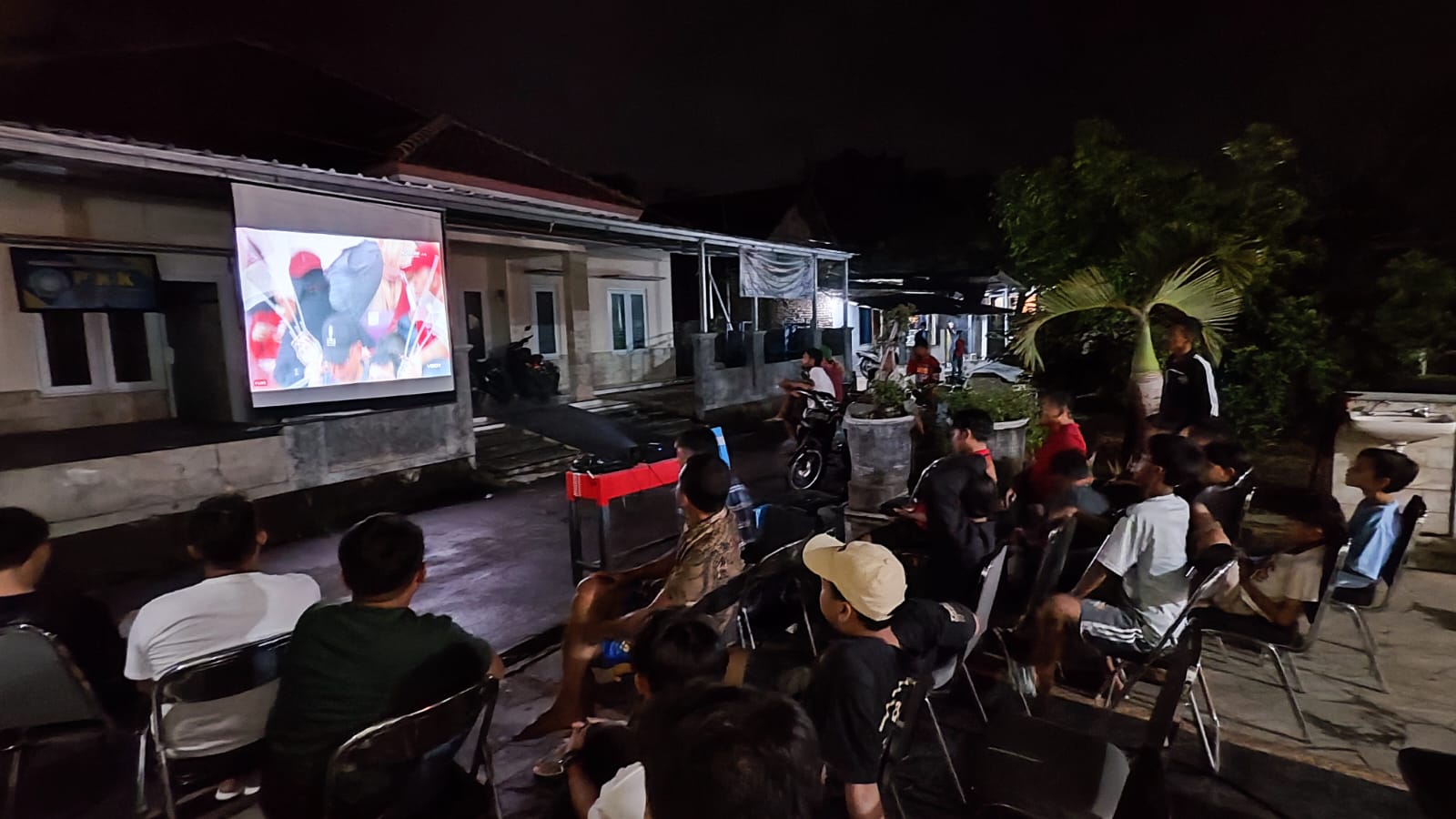 Nonton Bareng Piala U-23 Piala AFC Di Halaman Balai Desa Lebak Mekar