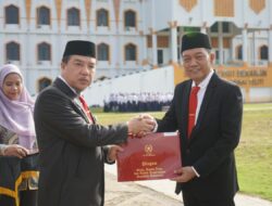 Merangin Peringati Hari Pendidikan Nasional 2024 Pj Bupati Anugerahi Sekda Dengan Satya Lencana Karya Satya 30 Tahun