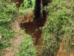 Jalan SD 11 Menuju masjid Tauladan Sumbersari Kel  Tebingtinggi  Tebo Tengah Longsor