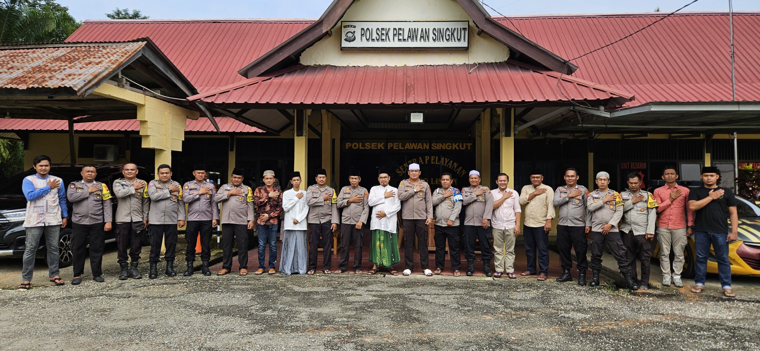 Akp. Amran. SH, Bersama Warga Laksanakan Pembacaan Surah Yasin dan Tahlil di Mako Polsek Pelawan Singkut