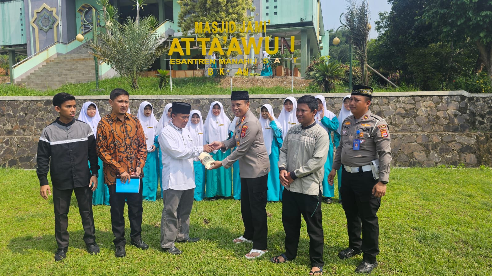 Kapolres Lebak Serahkan Bantuan Sponsorship Kejuaraan Pencak Silat Tapak Suci di Ponpes Manahijusadat Cibadak