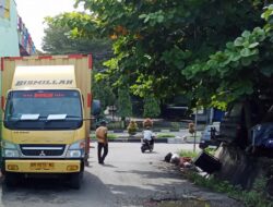 Truck Box Bongkar Muat Di Jalan Samping Play Over Pasar Baru, Kadishub Jawab Petugas Kami Sudah Menegur