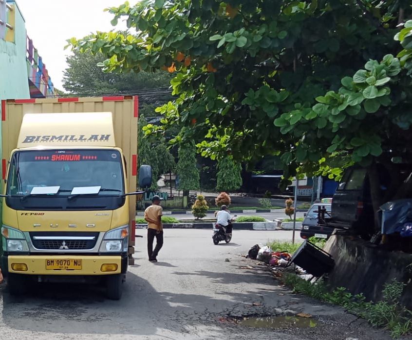 Truck Box Bongkar Muat Di Jalan Samping Play Over Pasar Baru, Kadishub Jawab Petugas Kami Sudah Menegur