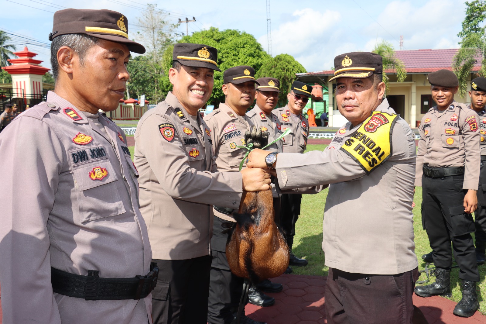 Kapolres Sarolangun AKBP Budi Prasetya, S.IK, M. Si Serahkan Hadiah Kambing Kepada Ka Pos Pam Ops Ketupat.