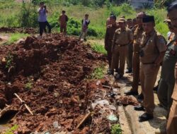 Tim Pemkab Merangin ‘’Investigasi’’ Gorong-gorong telusuri Penyebab Genangan Air di Depan Toko Idaman dan Tanah Abang