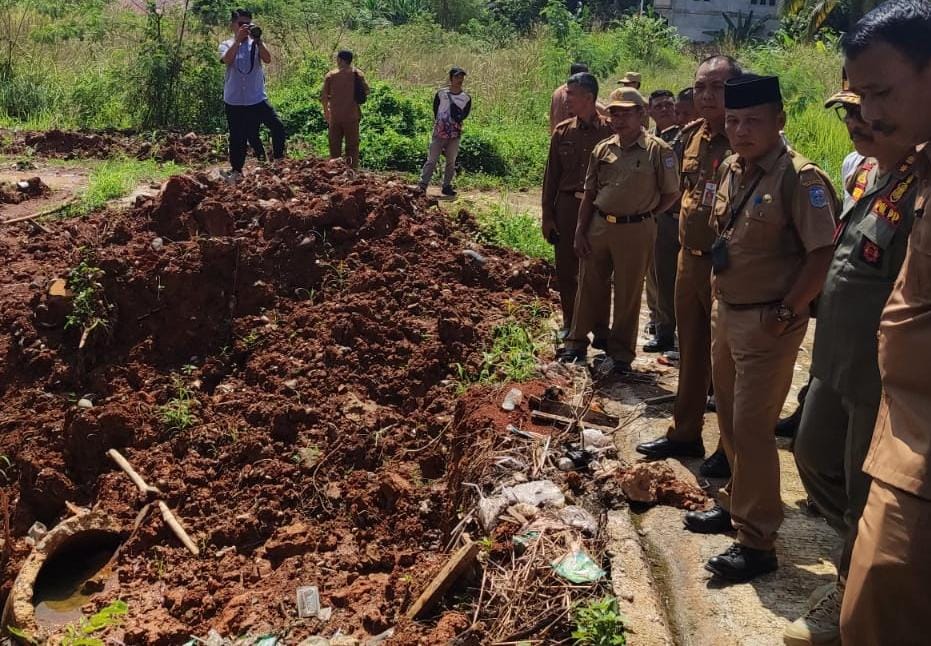 Tim Pemkab Merangin ‘’Investigasi’’ Gorong-gorong telusuri Penyebab Genangan Air di Depan Toko Idaman dan Tanah Abang