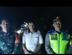 Koramil 420-07/Sungai Manau bersama Polsek Gandeng Masyarakat Bersihkan Material Longsor diLintas Merangin – Kerinci KM 50 Desa Bukit Batu