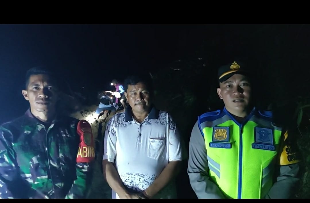 Koramil 420-07/Sungai Manau bersama Polsek Gandeng Masyarakat Bersihkan Material Longsor diLintas Merangin – Kerinci KM 50 Desa Bukit Batu