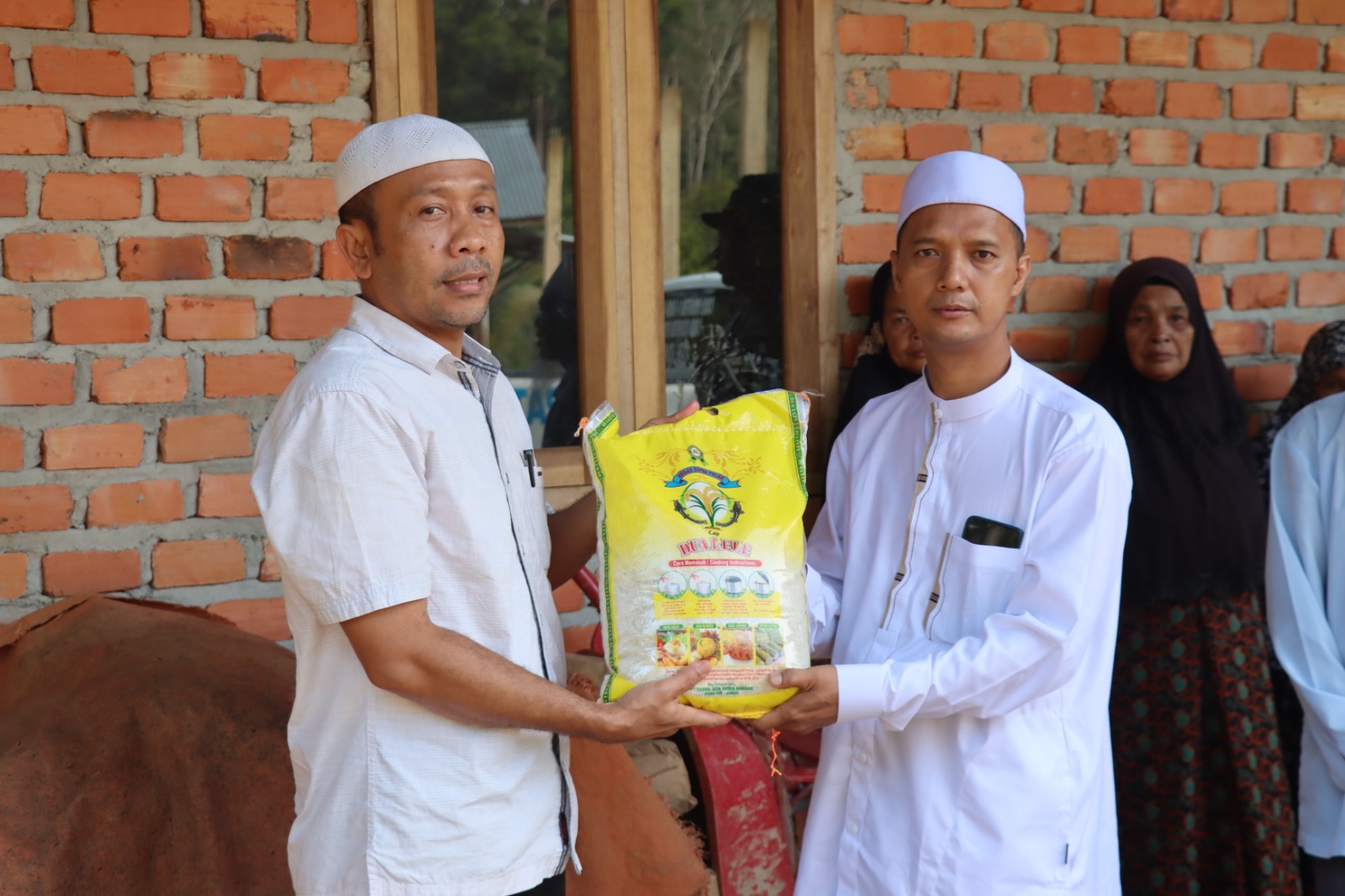 Diwakili Kasat Binmas,Kegiatan Jum’at Berkah Polres Merangin Sambangi Yayasan Riyadhul Hilim Desa Markeh