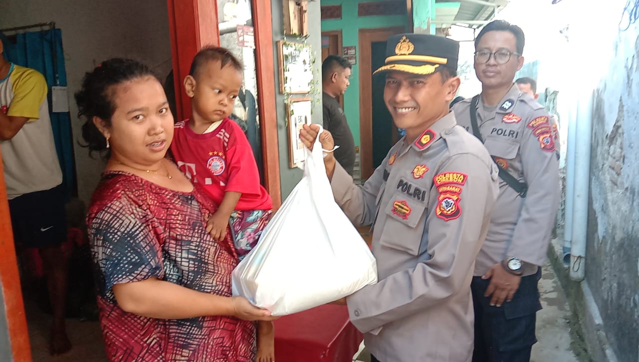 Kapolsek Gempol Kompol Rynaldi Nurwan, S.H.,M.H datangi dan santuni balita stunting Desa pegagan “CEGAH STUNTING ITU PENTING.