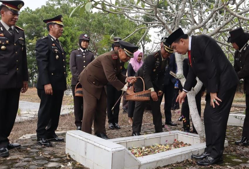 Pj Bupati Ziarah Rombongan ke TMP Patriot Bhakti Usai Upacara Peringati ke-116 Hari Kebangkitan Nasional   