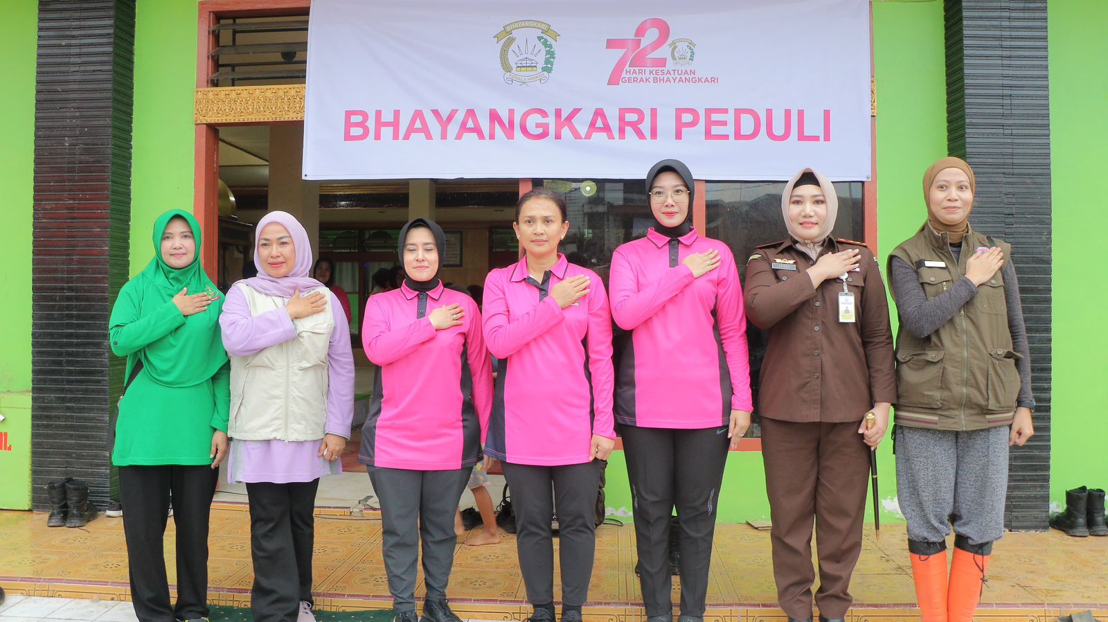 Sapa Pengungsi Banjir Bandang Sumbar, Ketum Bhayangkari Hibur Anak-anak Pengungsi