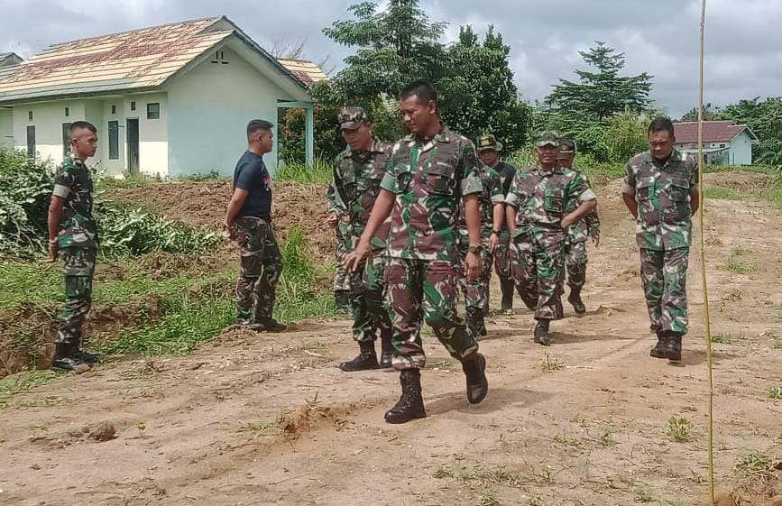 Letkol. Inf. Suyono S.Sos laksanakan Peninjauan Lahan Ketahanan Pangan di Kompi Senapan A 