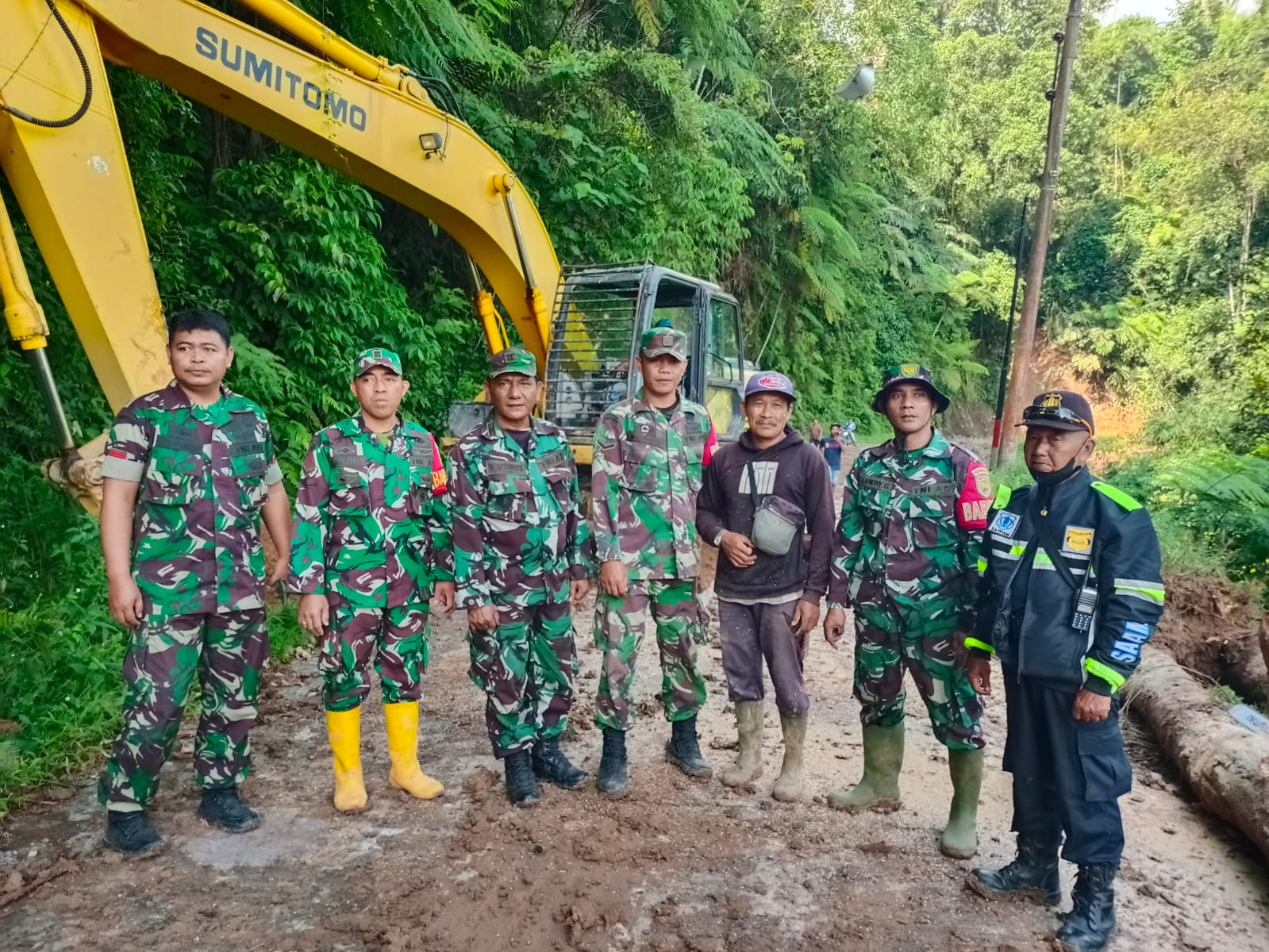 Giat Danramil Dan Anggotanya, Pasca Tanah Longsor di Ulubelu