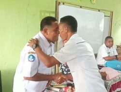 Camat Fautmolo Menyelesaian Persoalan Kades dan Kepsek di Desa Tunis Damai Secara Adat