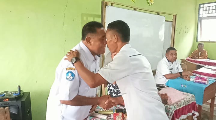 Camat Fautmolo Menyelesaian Persoalan Kades dan Kepsek di Desa Tunis Damai Secara Adat