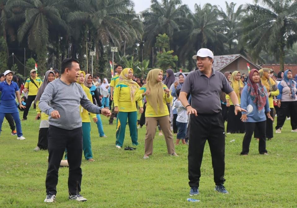 Siapa Kaos Kakinya Bolong, H Al Haris Beri Hadiah Pj Bupati dan Gubernur Senam Bersama di Desa Sinar Gading