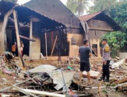 Dusun Kebon Duku Sukamerindu Di Landah Banjir, Bhabinkamtibmas Polsek Talang Padang Gotong Royong