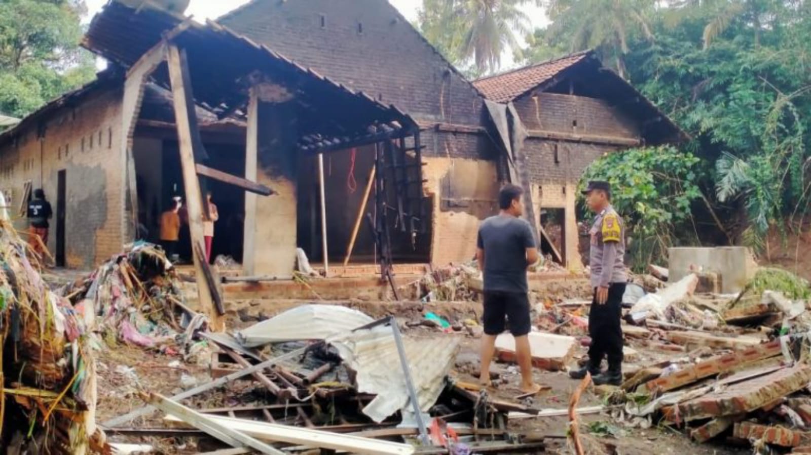 Dusun Kebon Duku Sukamerindu Di Landah Banjir, Bhabinkamtibmas Polsek Talang Padang Gotong Royong