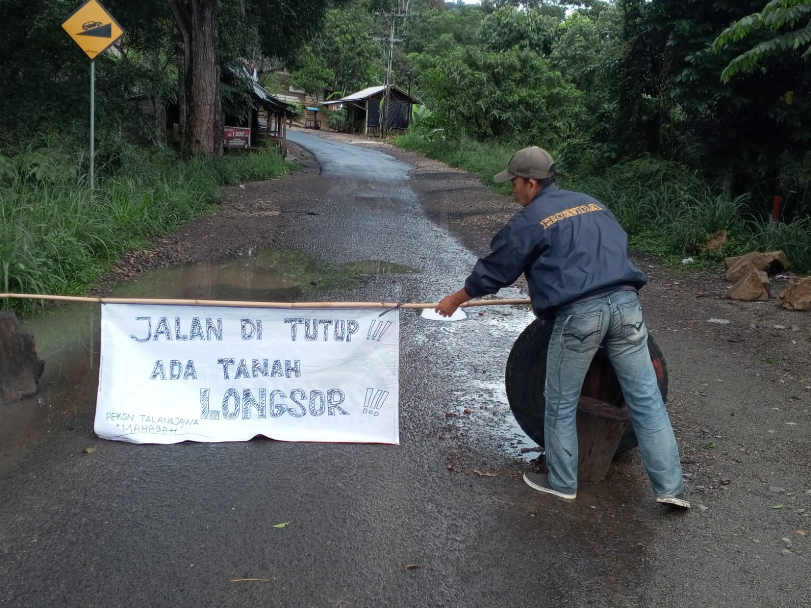 Telah Terjadi Longsor Yang Menutupi Akses Jalan Provinsi Di Area Perbatasan Pekon Talang Jawa Dengan Pekon Datarajan