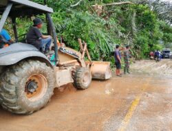 Babinsa Koramil 420-07/Sungai Manau Terus Bantu Warga Bersihkan Tanah dan Lumpur