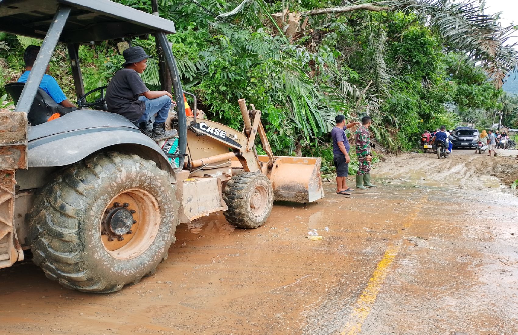 Babinsa Koramil 420-07/Sungai Manau Terus Bantu Warga Bersihkan Tanah dan Lumpur