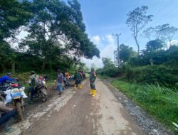 Respon Cepat Danpos dan Babinsa Membantu Lalulintas Jalan di Ulubelu.