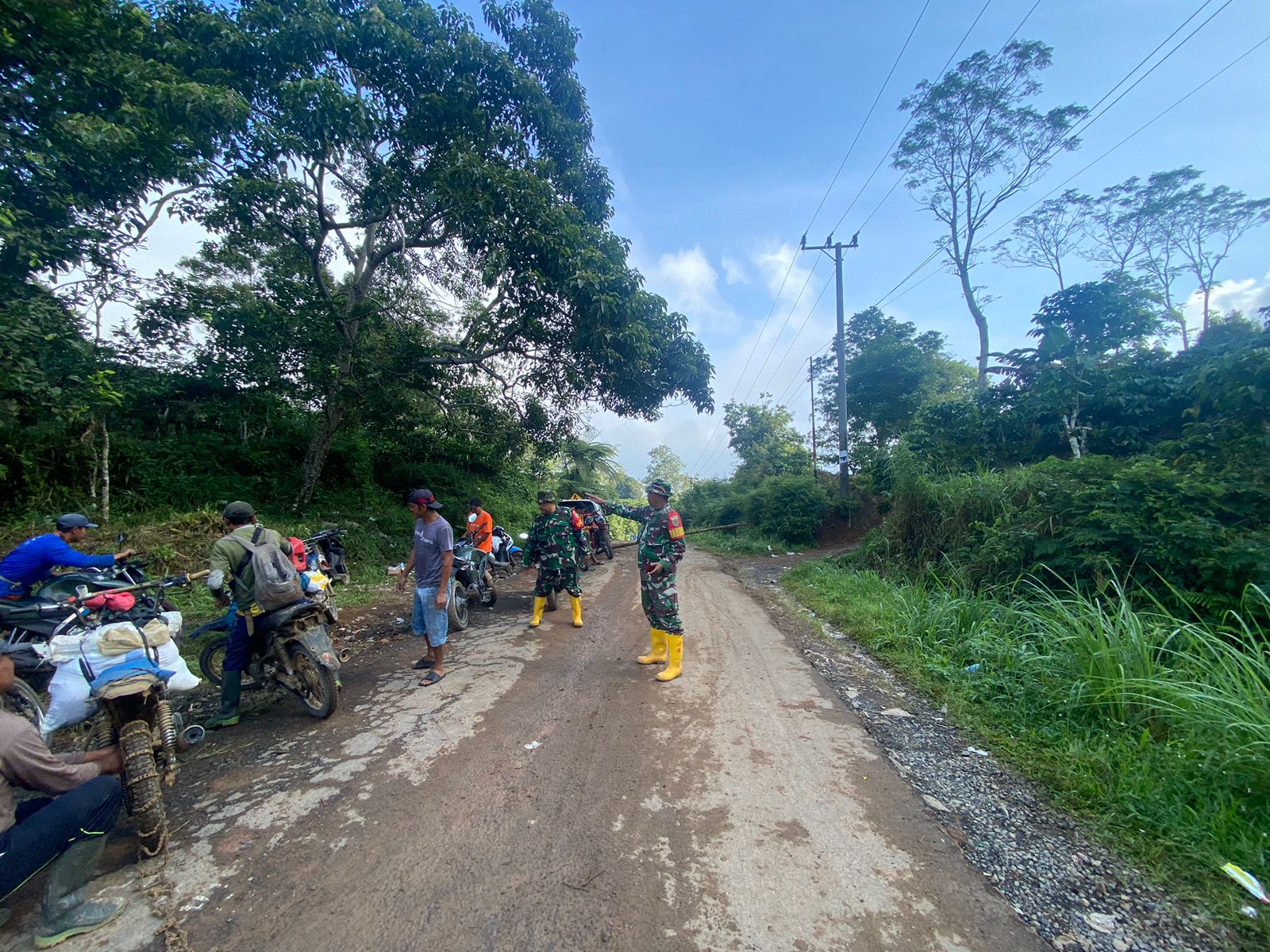 Respon Cepat Danpos dan Babinsa Membantu Lalulintas Jalan di Ulubelu.