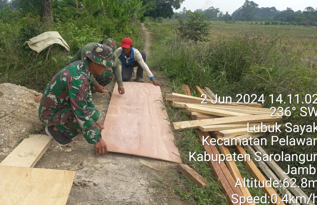 Semangat Memajukan Optimasi Lahan, Babinsa Koramil 420-02/Muara Limun Bersama Warga Membangun Irigasi Air