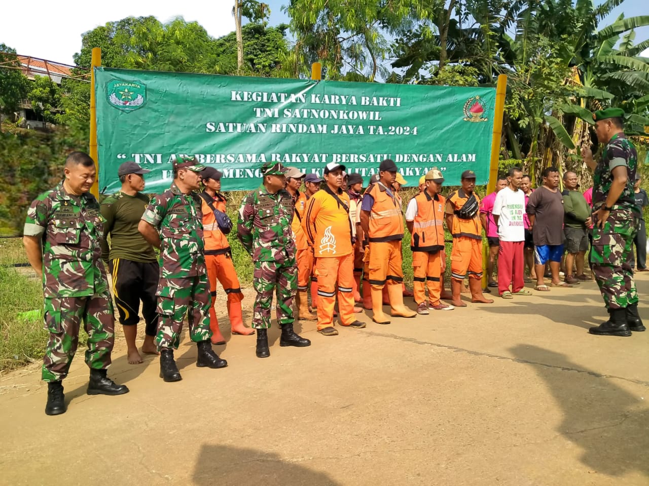 Dalam Rangka Pengabdian TNI Untuk Rakyat, Personil Rindam Jaya/Jayakarta Bersama Masyarakat Melaksanakan Karya Bakti