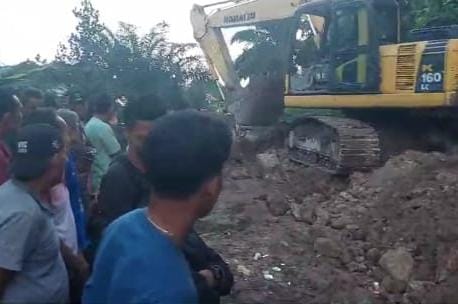 Pj Bupati Merangin Langsung Turunkan Alat Berat Perbaiki Jalan Batang Masumai yang Rusak