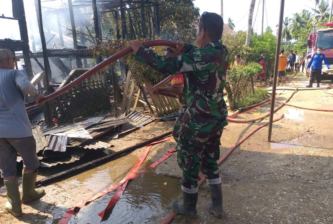 Danramil 420-02/Muara Limun Bersama Dengan Warga Membantu Bencana Kebakaran Rumah Warga