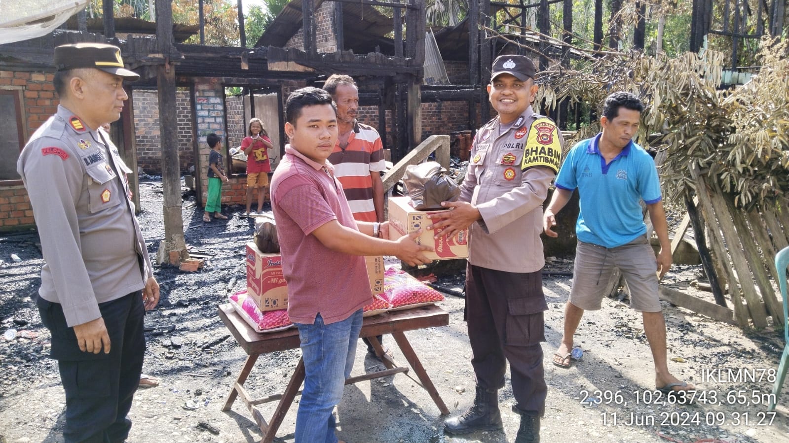 Polres Sarolangun melalui Polsek Limun Serahkan Bantuan Sembako pada warga Korban Kebakaran